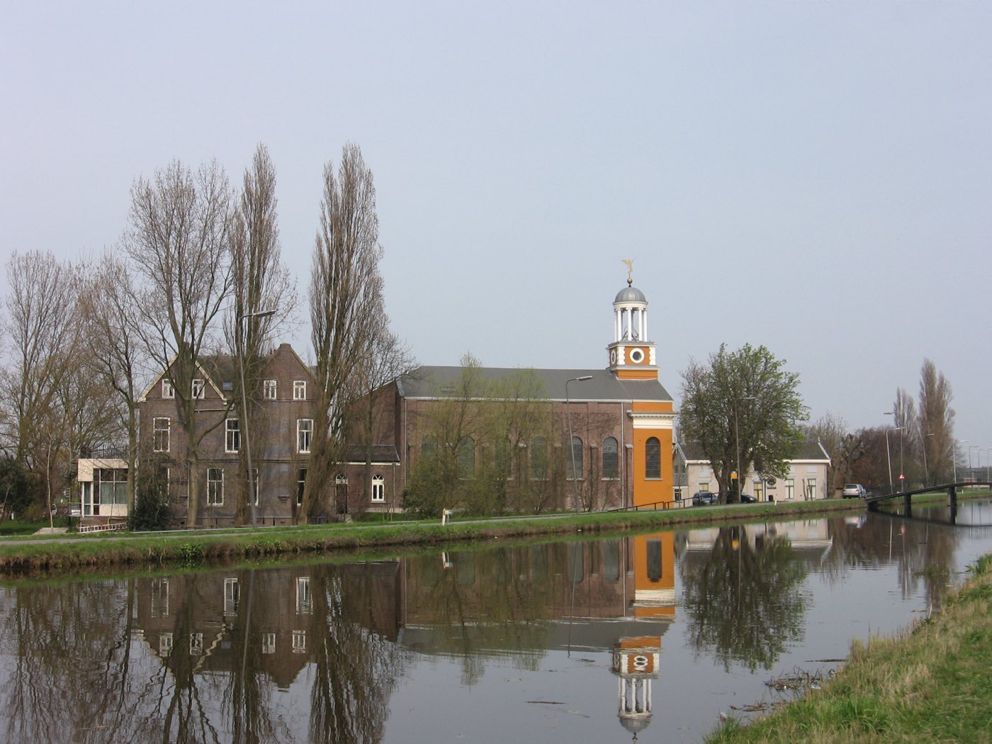 La Vlaardingse Vaart près de Hodenpijl, avec l'ancienne église Saint-Jacques — Midden-Delfland