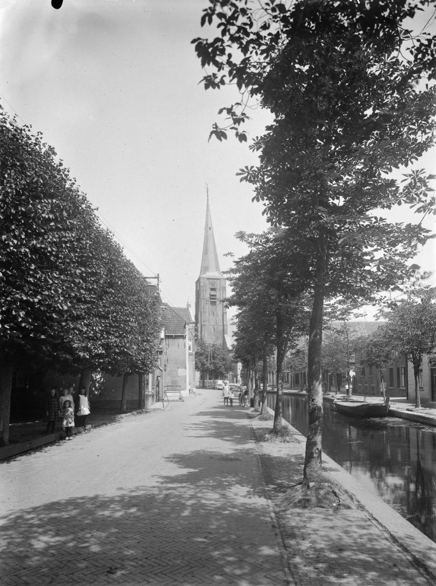 Église réformée de Maasland au bord du canal, photo de Cornelis Johannes Steenbergh, début du XXe siècle — Rijksdienst voor het Cultureel Erfgoed